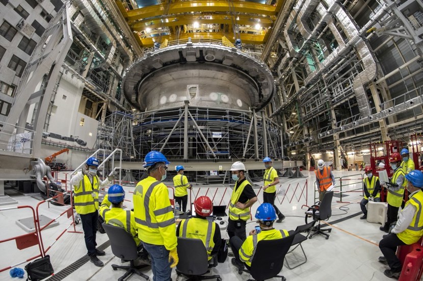 Fourni par l'Inde, cet élément particulièrement massif (1 250 tonnes) forme la base du cryostat, le thermos géant qui enveloppe la machine. (Click to view larger version...)